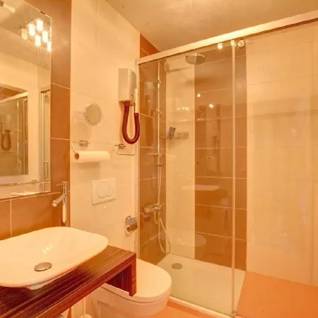 Saturne 102 Sur La Place Du Village A * أنزير