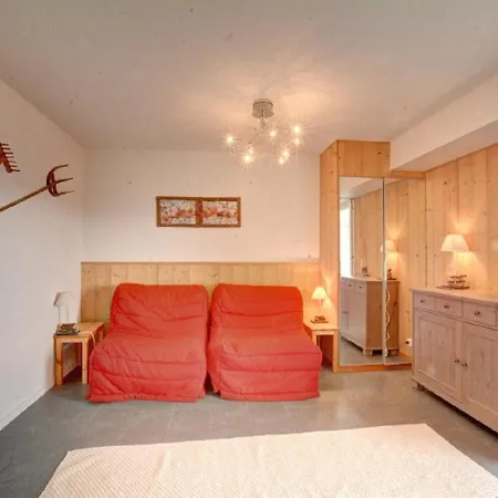 Saturne 102 Sur La Place Du Village A